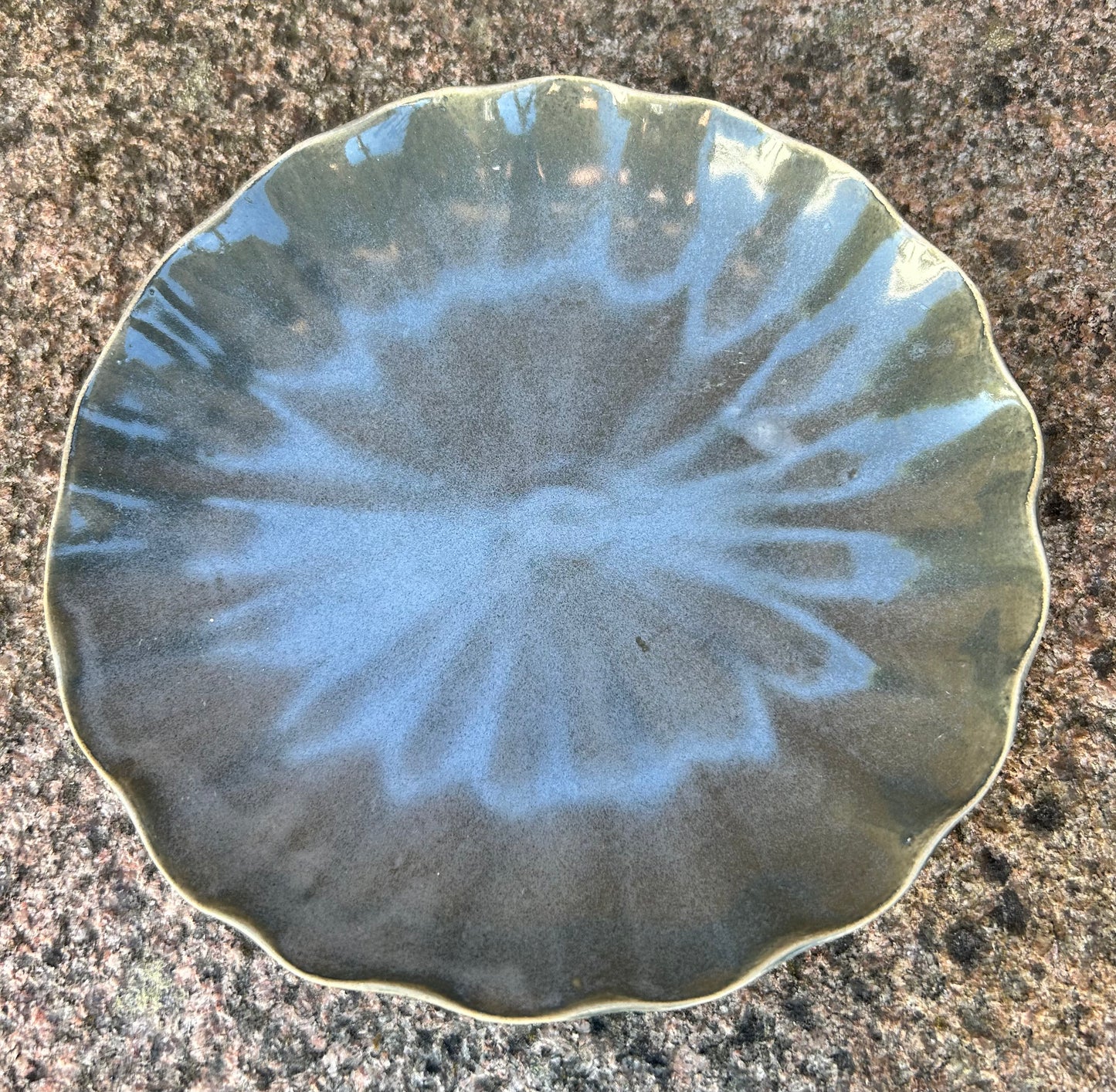 Tallrik Blomma mellanstor mörkgrå