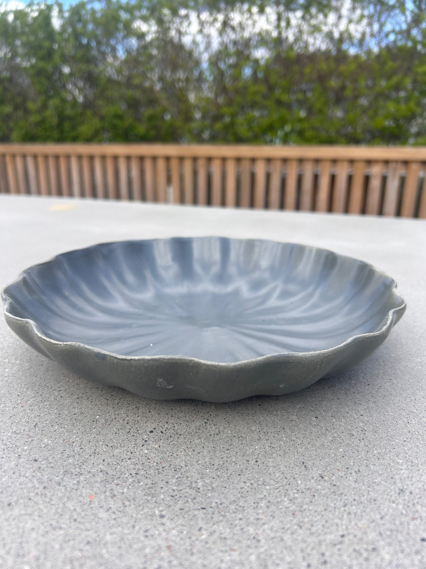Djup tallrik Blomma stor mörkgrå