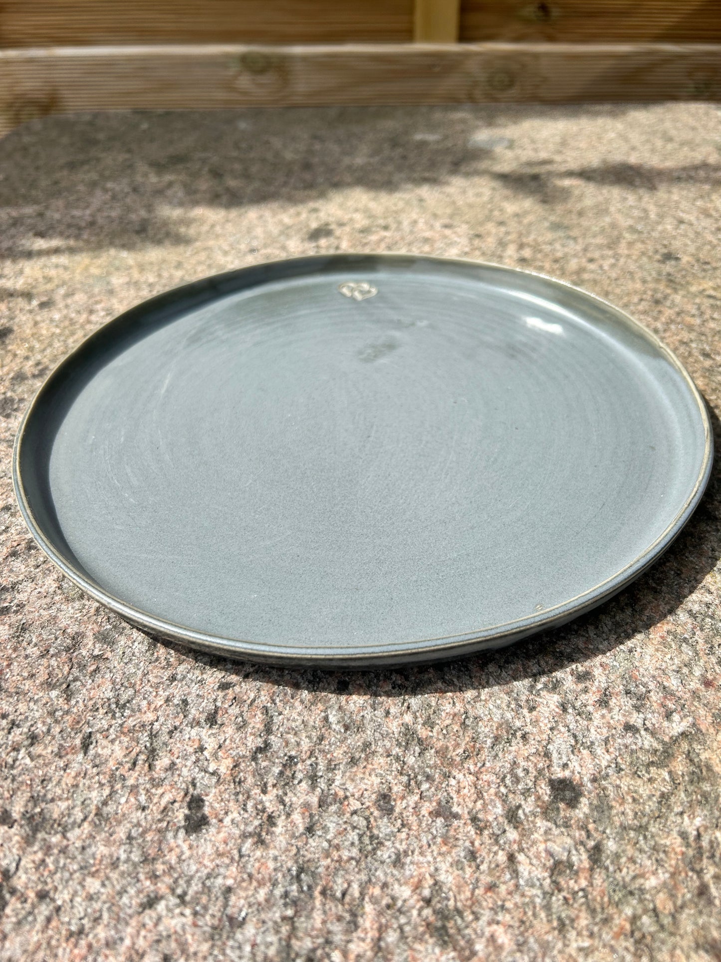 Tallrik stor mörkgrå